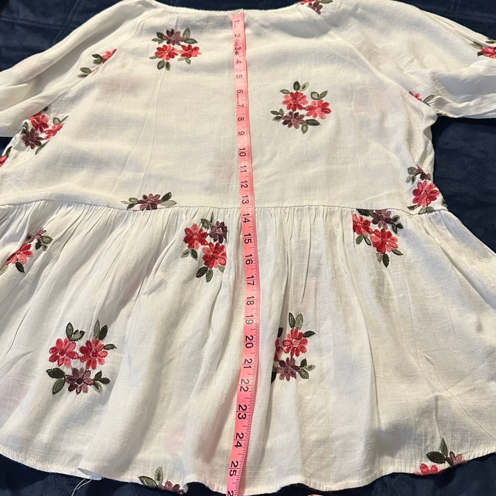 Gibson Latimer White Top with Floral Accents - Picture 7 of 7